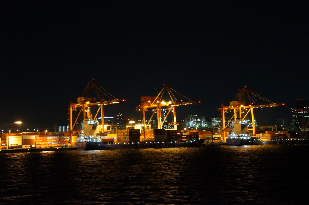 東京湾から見る工場の夜景