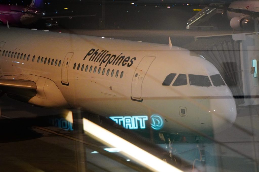 羽田空港から出発するフィリピン航空の飛行機
