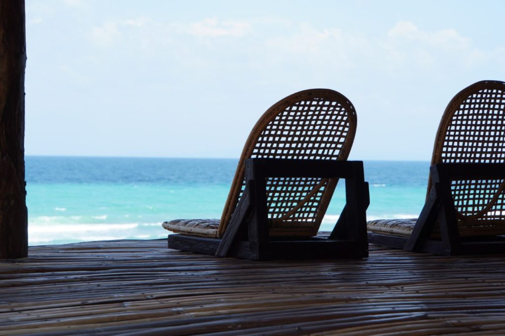 ノバビーチの座椅子越しの海